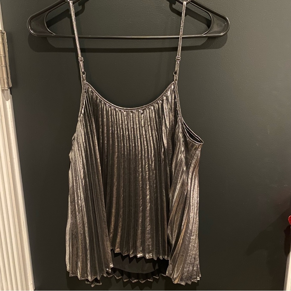 Metallic Pleated Tank Top - Picture 3 of 5
